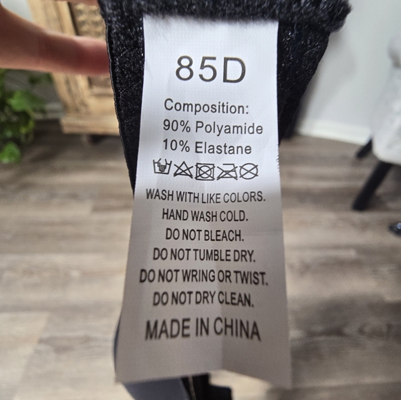 set of 3 convertible bras comes with 1 set of clear straps. so?e 58D - Picture 3 of 3